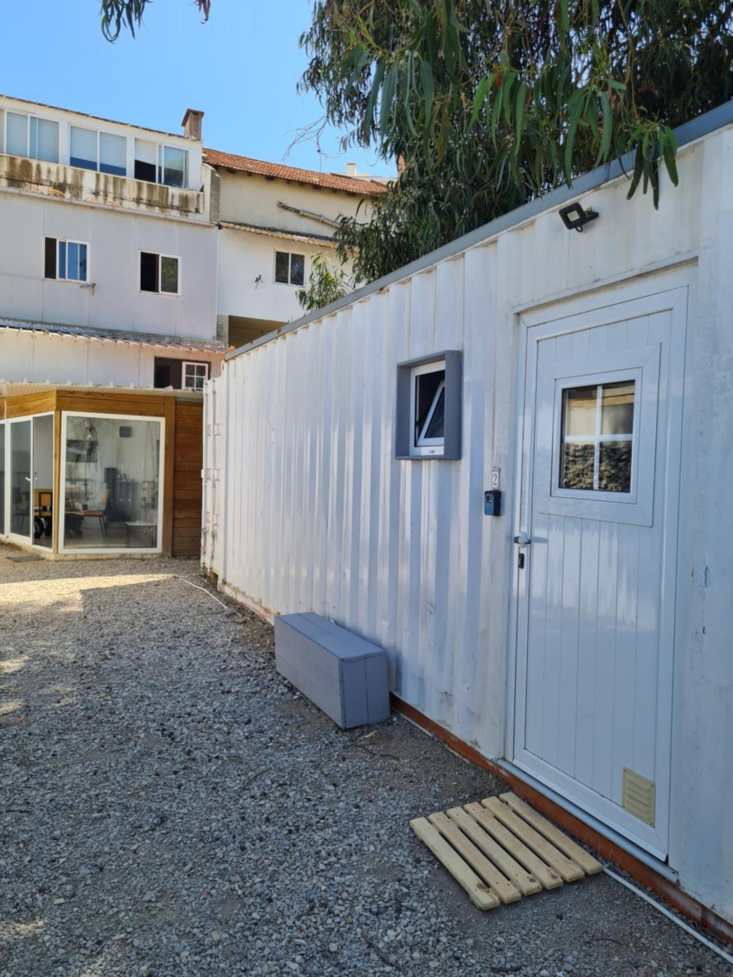 Casa Vale Ecotainer Hostel Lisbon Exterior photo