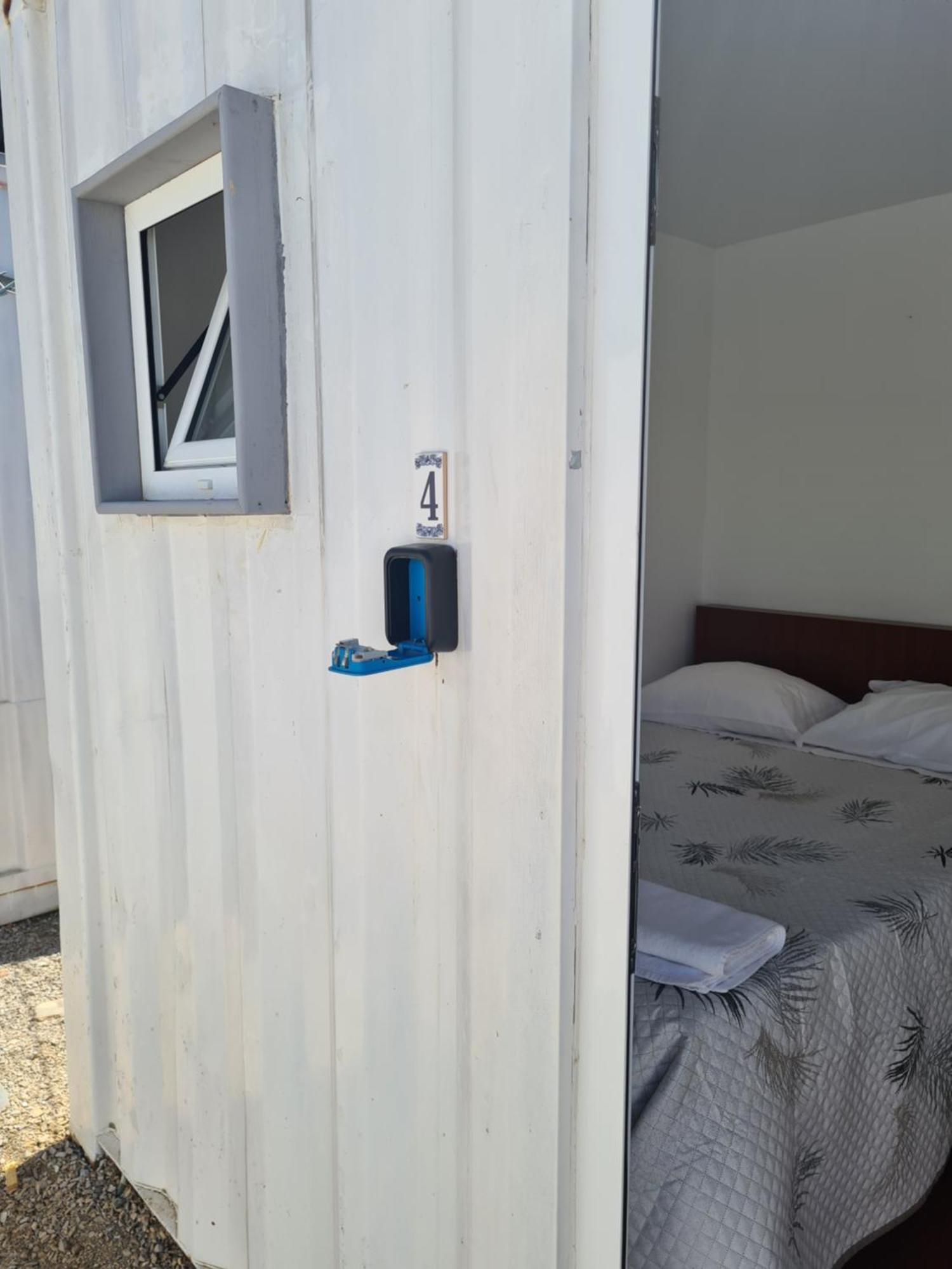 Casa Vale Ecotainer Hostel Lisbon Exterior photo